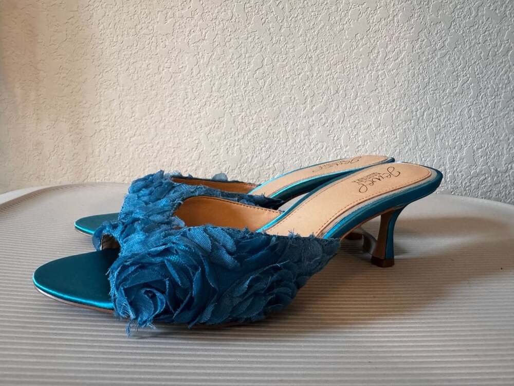 Jewel Badgley Mischka Scarlet Size 8 Blue Satin Flower Mules